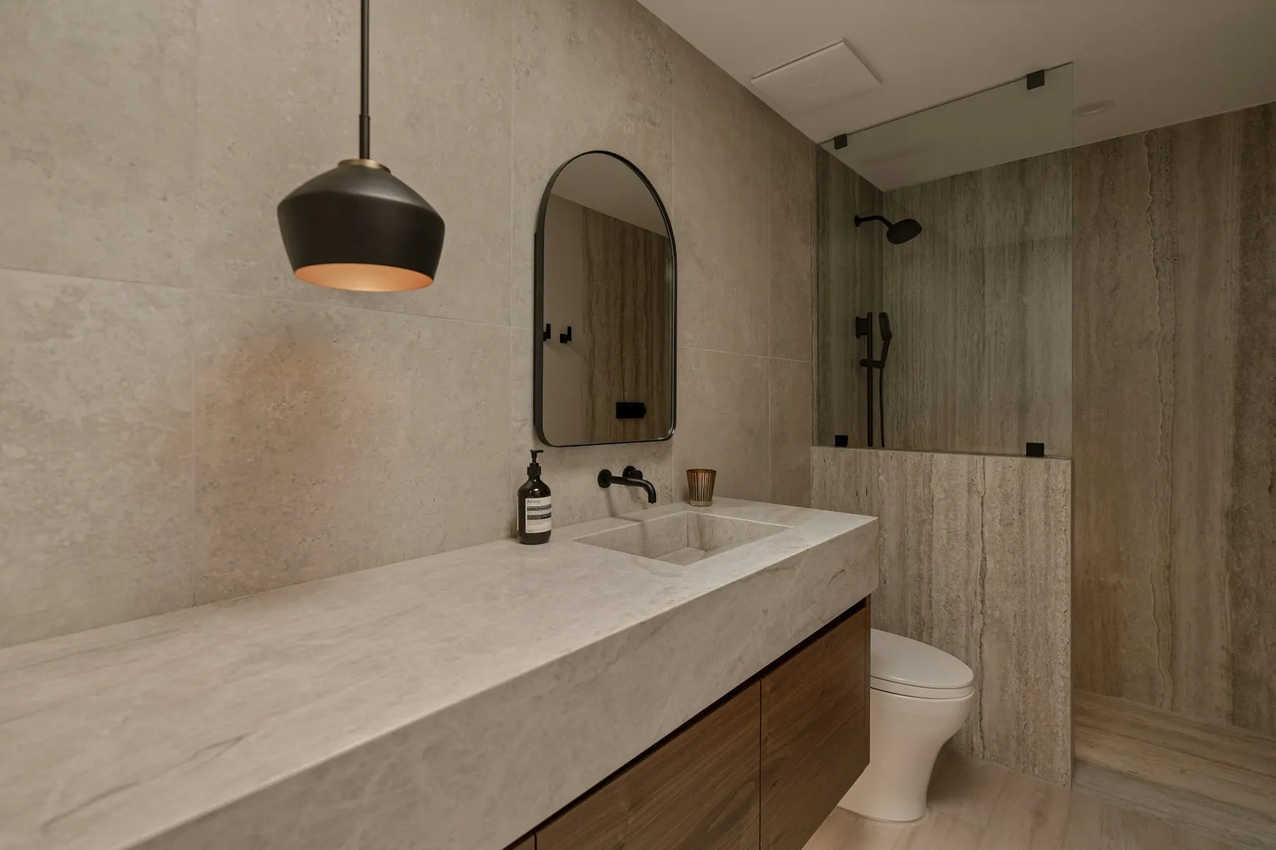 Finished bathroom in warm travertine-look tile
